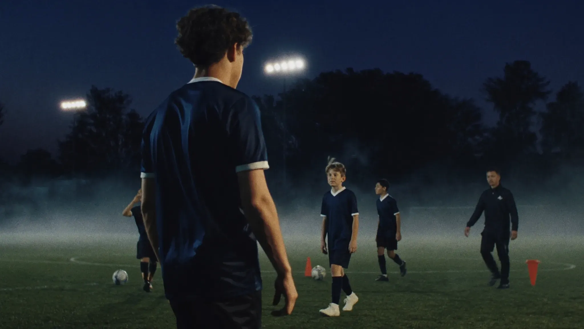 Jeunes joueurs à l'entraînement au crépuscule